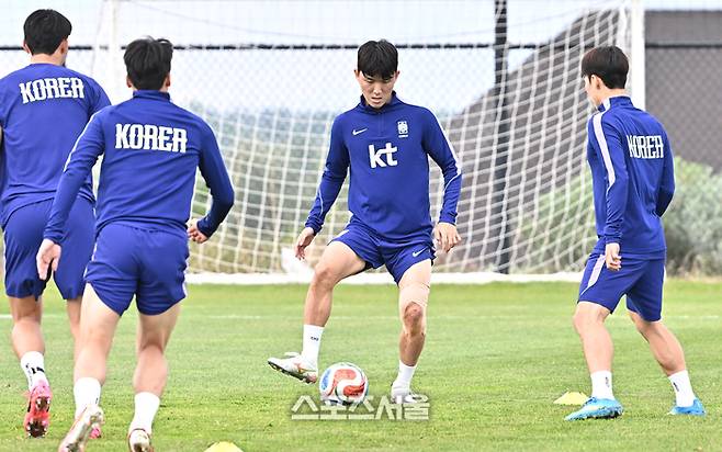 축구국가대표팀의 황인범(가운데)이 26일(한국시간) 미국 유타주 헤리먼 자이언스 뱅크 트레이닝 센터에서 훈련을 하고 있다. 헤리먼(미 유타주) | 박진업 기자 upandup@sportsseoul.com