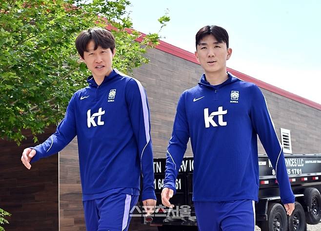 축구국가대표팀의 이재성(왼쪽)과 황인범이 자이언스 뱅크 트레이닝 센터에서 그라운드로 이동하고 있다.