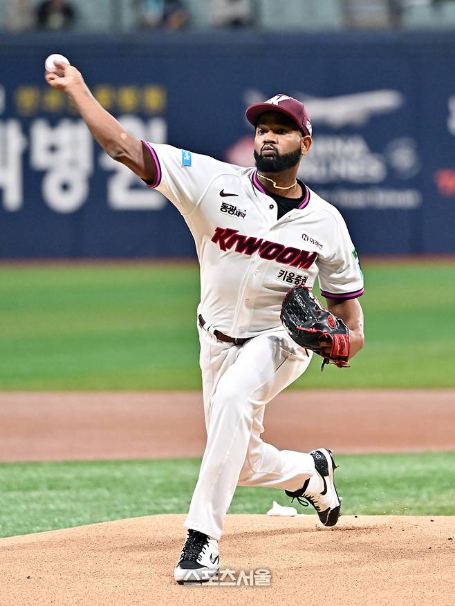 키움의 라울 알칸타라가 22일 고척스카이돔에서 열린 2026 KBO리그 NC와의 경기에 선발 등판해 힘차게 공을 던지고 있다. 고척 | 박진업 기자 upandup@sportsseoul.com