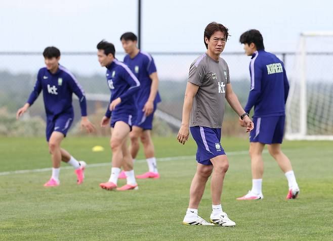 훈련 지도하는 홍명보 감독      (헤리먼[미국 유타주]=연합뉴스) 신준희 기자 = 25일(현지시간) 오후 미국 유타주 헤리먼에 위치한 자이언스뱅크 트레이닝센터에서 축구 국가대표팀 홍명보 감독이 훈련을 지시하고 있다. 2026.5.26      hama@yna.co.kr  (끝)      <저작권자(c) 연합뉴스, 무단 전재-재배포, AI 학습 및 활용 금지>