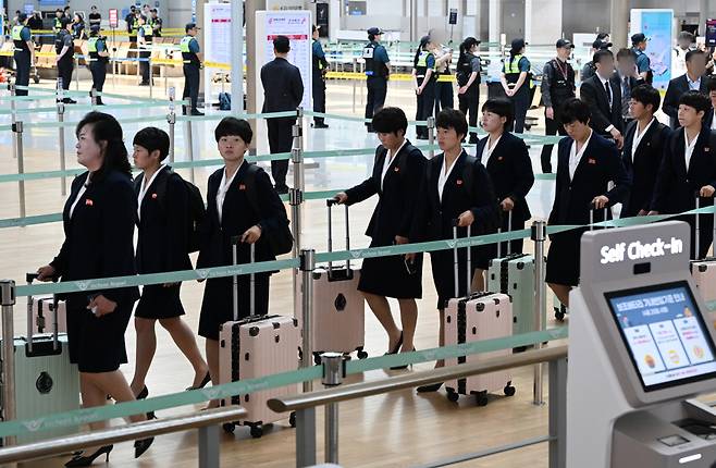 출국하는 내고향여자축구단

    (영종도=연합뉴스) 이진욱 기자 = 2025-2026시즌 아시아축구연맹(AFC) 여자 챔피언스리그 결승전에서 승리한 내고향여자축구단 선수들이 24일 인천국제공항을 통해 출국하기 위해 이동하고 있다. 2026.5.24 [공동취재]

    cityboy@yna.co.kr

(끝)





<저작권자(c) 연합뉴스, 무단 전재-재배포, AI 학습 및 활용 금지>