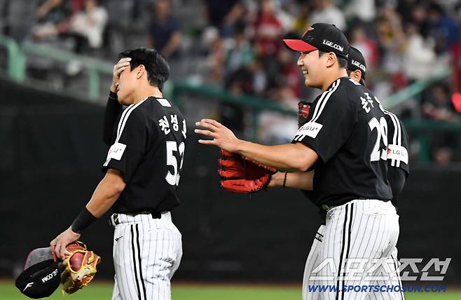 15일 인천SSG랜더스필드에서 열린 SSG와 LG의 경기. 승리한 LG 천성호, 손주영이 기뻐하고 있다. 인천=박재만 기자 pjm@sportschosun.com/2026.05.15/