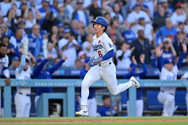 May 25, 2026; Los Angeles, California, USA; Los Angeles Dodgers second baseman Hyeseong Kim (6) runs home to score against the Colorado Rockies in the third inning at Dodger Stadium. Mandatory Credit: Jayne Kamin-Oncea-Imagn Images







<저작권자(c) 연합뉴스, 무단 전재-재배포, AI 학습 및 활용 금지>