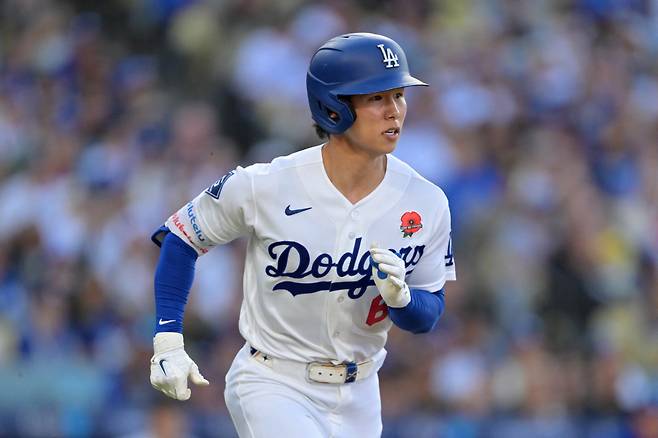 May 25, 2026; Los Angeles, California, USA; Los Angeles Dodgers second baseman Hyeseong Kim (6) runs after hitting a single against the Colorado Rockies in the third inning at Dodger Stadium. Mandatory Credit: Jayne Kamin-Oncea-Imagn Images







<저작권자(c) 연합뉴스, 무단 전재-재배포, AI 학습 및 활용 금지>