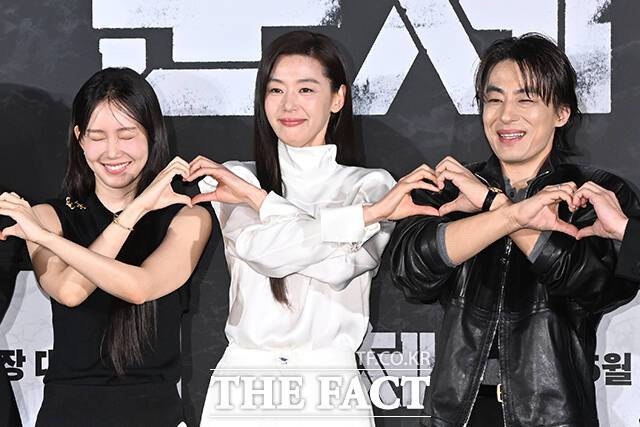 영화 '군체'가 개봉 5일 만에 누적 관객 수 200만 명을 돌파했다. 사진은 지난 4월 6일 오전 서울 용산구 CGV 용산 아이파크몰에서 열린 영화 '군체' 제작보고회에 참여해 포즈를 취하고 있는 신현빈 전지현 구교환(왼쪽부터)의 모습. /김성렬 기자