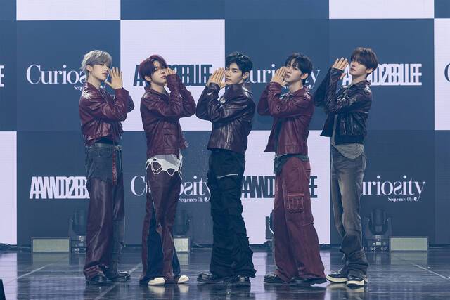 앤더블이 26일 미니 1집 'Sequence 01: Curiosity' 발표 쇼케이스를 개최했다. 팀 리더를 맡은 장하오는 "앨범 주제가 변화다. 이 단어에 맞게 성장한 모습, 5명이서 남자가 된 모습을 보여주고 싶었다"고 밝혔다. 왼쪽부터 리키 한유진 장하오 유승언 김규빈. /YH엔터