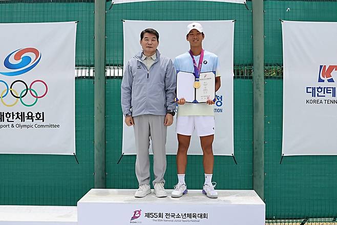 남자 개인전 우승 김시윤과 한성기 울산강북교육지원청 교육장
