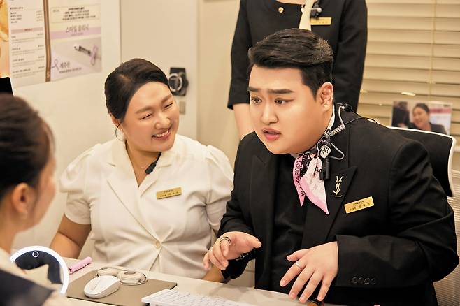 ‘SNL 코리아’ 인기 코너 ‘스마일 클리닉’에서 피부과 상담 실장으로 나온 이수지(가운데)와 직원 역 김규원(오른쪽). 현실 속 인물상의 특징을 콕 집어내듯 표현해 큰 인기를 얻고 있다. /쿠팡플레이