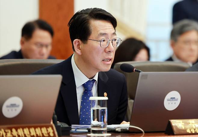 황종우 해수부 장관이 지난 4월 6일 청와대에서 열린 국무회의 겸 비상경제점검회의에서 이재명 대통령에게 중동 전쟁 관련 비상국정운영 및 대응 현황 관련 보고 하고 있다. /연합뉴스