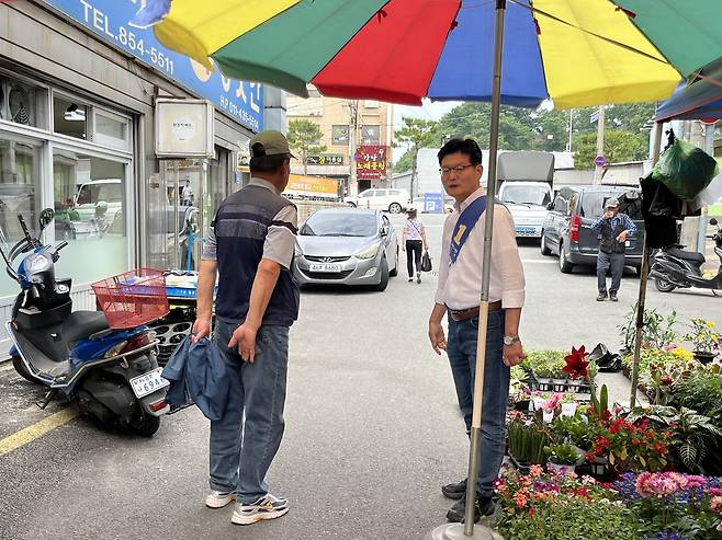 26일 김정섭 더불어민주당 공주시장 후보가 산성시장을 찾아 지역민들과 인사하고 있다. 우수아 기자