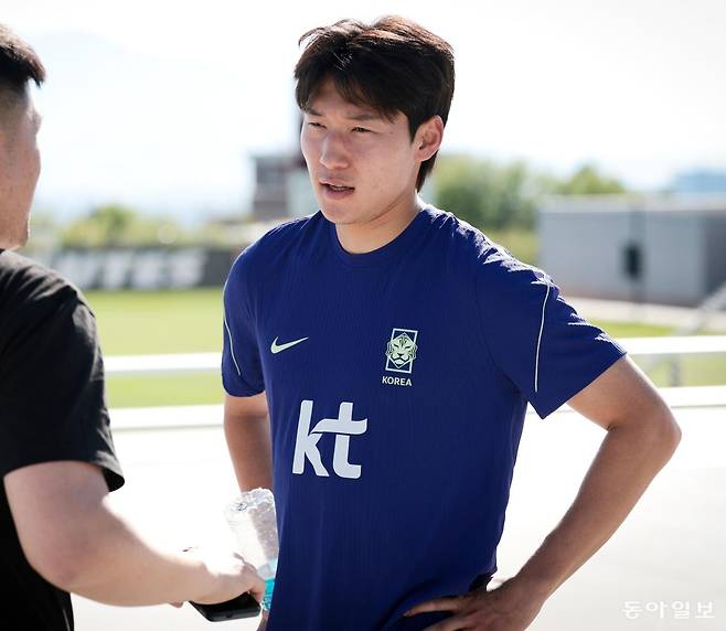 한국 축구 대표팀의 배준호(오른쪽)가 24일 미국 유타주 솔트레이크시티 유트 사커 필드에서 본보와 인터뷰를 하고 있다. 측면 공격수와 공격형 미드필더를 모두 소화할 수 있는 배준호는 2026 북중미 월드컵을 앞둔 ‘홍명보호’의 막내다. 솔트레이크시티=박형기 기자 oneshot@donga.com