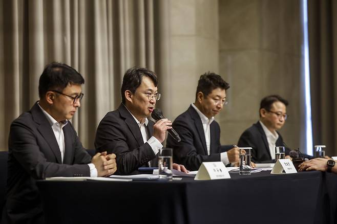 전상진 신세계그룹 경영총괄 부사장을 비롯한 임직원들이 26일 서울 강남구 조선팰리스에서 열린 스타벅스 ‘탱크데이’ 사태 관련 대국민 사과 기자회견에서 진상조사 결과를 발표하고 있다. 2026.05.26 뉴시스