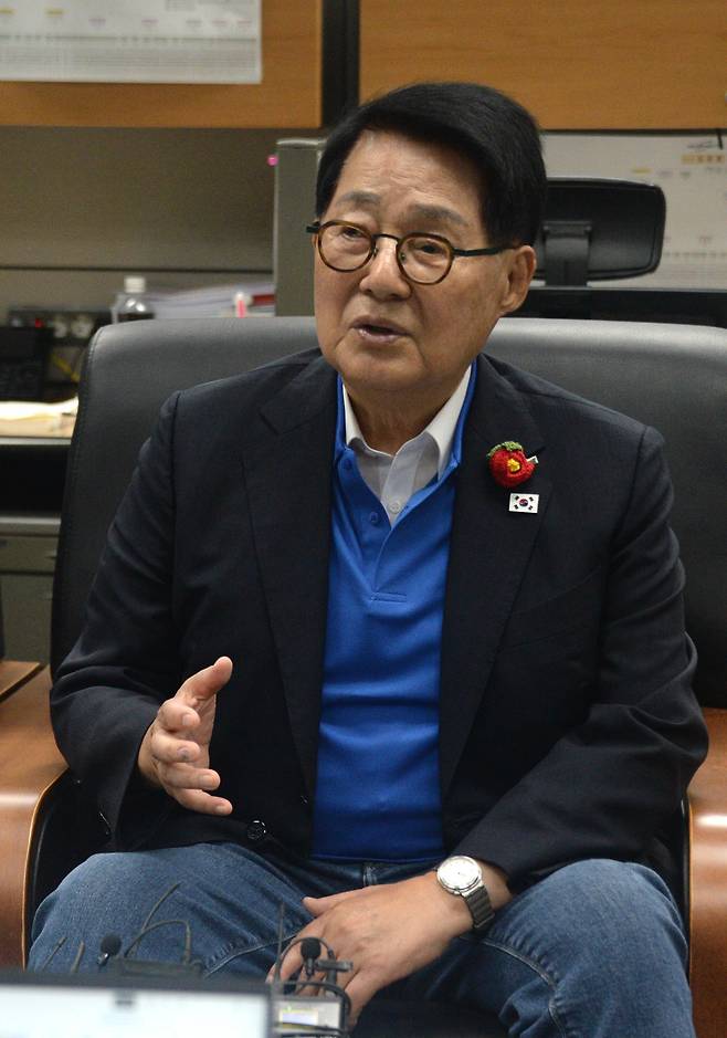 박지원 더불어민주당(해남완도진도) 국회의원이 22일 전북 전주시 전북특별자치도의회 기자실을 방문해 기자간담회를 갖고 질의에 답변하고 있다. 2026.05.22. 뉴시스