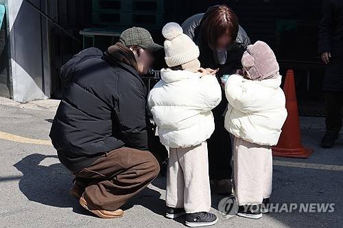 자녀 돌보는 모습. [연합뉴스]