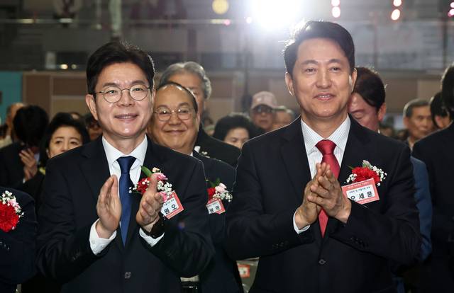 정원오(왼쪽) 더불어민주당 서울시장 후보와 오세훈(오른쪽) 국민의힘 서울시장 후보가 지난 5월 6일 서울 중구 장충체육관에서 열린 대한노인회 서울시연합회 제54회 어버이날 기념행사에서 박수를 치고 있다. [연합뉴스]