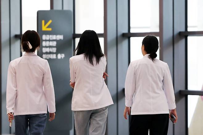 서울 시내 한 대학병원에서 의료진이 이동하는 모습. 뉴스1