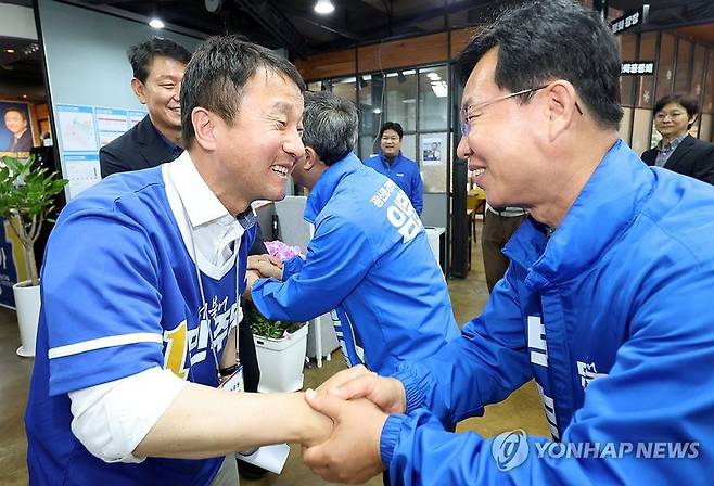 한병도 더불어민주당 원내대표가 26일 임문영 광주 광산을 재보궐선거 후보 선거사무소를 찾아 인사를 나누고 있다. 연합뉴스