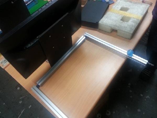 오른쪽에 구슬처럼 있는 것은 모니터를 살짝 이격시켜주기 위한 장치