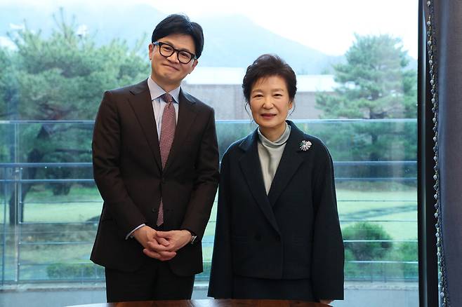 2024년 3월26일 한동훈 당시 국민의힘 비상대책위원장이 대구 달성군 박근혜 전 대통령 자택을 찾아 박 전 대통령과 기념사진을 찍고 있다. 국민의힘 제공