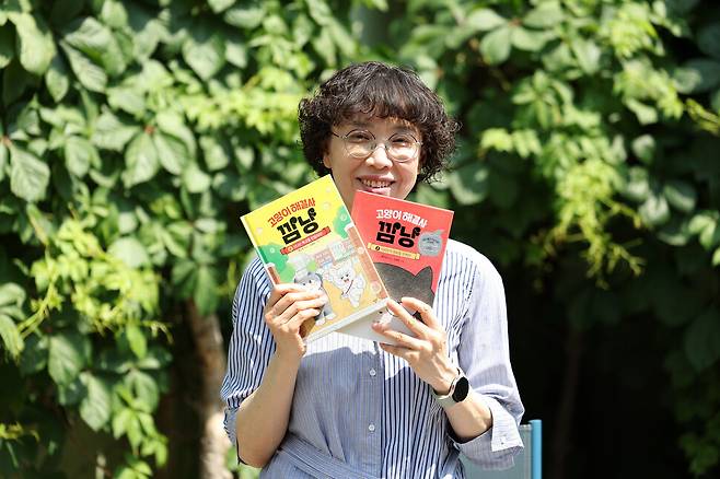 어린이 동화 시리즈 ‘고양이 해결사 깜냥’을 쓴 홍민정 작가가 15일 오후 서울 마포구 창비서교빌딩에서 한겨레와 인터뷰하고 있다. 김영원 기자 forever@hani.co.kr