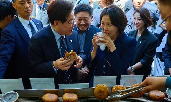 이재명 대통령과 김혜경 여사가 지난 8일 서울 남대문시장에서 호떡을 먹고 있다. 청와대 제공