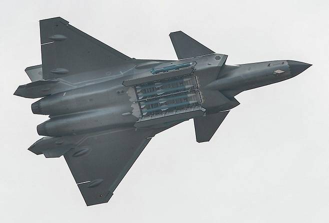 중국 J-20 전투기 내부 무장창에 4발이 장착된 PL-15 장거리 공대공 미사일. 위키피디아