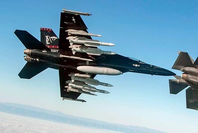 슈퍼호넷 전투기에 탑재된 AIM-174B 장거리 공대공 미사일. 미 해군