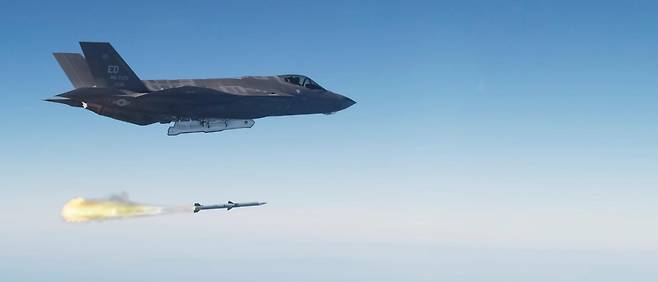 F-35A 전투기에서 발사되는 AIM-120 암람 중거리 공대공 미사일. 미 국방부 국방영상정보배포시스템