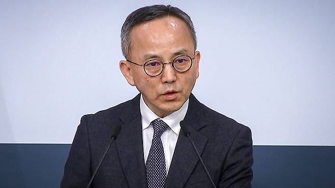 정례브리핑에서 발언하는 박일 외교부 대변인