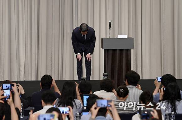 정용진 신세계그룹 회장이 26일 서울 강남구 조선팰리스 호텔에서 스타벅스 5.18 '탱크데이' 마케팅 논란 관련에 대해 고개숙여 사과 인사를 하고 있다. [사진=곽영래 기자]