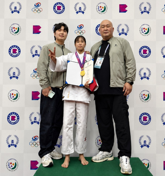 전국소년체전 유도 42kg 이하급에서 금메달을 차지한 손민서(가운데) 선수가 기념 촬영을 하고 있ek. [사진=옥천교육지원청]