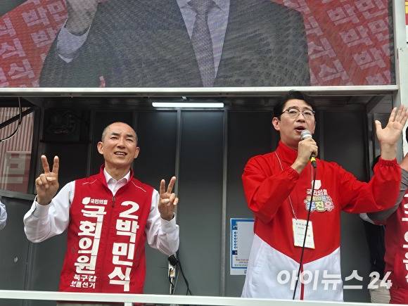 주진우 국회의원(오른쪽)이 26일 오후 부산 북구 덕천역 1번 출구 앞에서 열린 박민식 북구갑 후보 지원 유세 현장에서 발언을 하고 있다. [사진=박성현 기자]