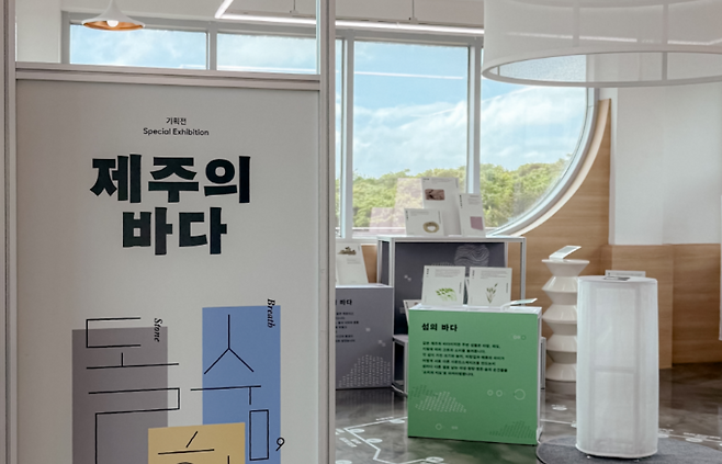 ‘제주의 바다’ 전시 공간 모습. 사운드 기반 콘텐츠와 함께 제주의 자연 환경을 청각 중심으로 재해석했다. (제주관광공사 제공)