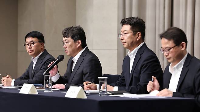 전상진 신세계그룹 경영총괄 부사장이 26일 서울 강남구 조선팰리스 호텔에서 스타벅스 '탱크데이' 논란 관련 내부 진상조사 결과를 발표하고 있다. 뉴스1