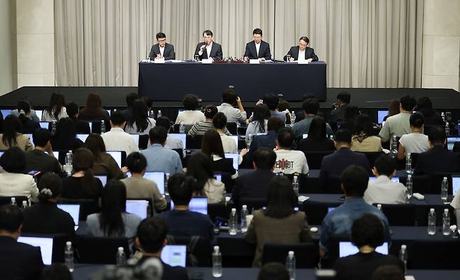 26일 서울 강남구 조선팰리스 호텔에서 신세계그룹 임원들이 진상조사 결과를 발표하고 있다. 왼쪽부터 신세계그룹 이규봉 경영지원총괄 전무, 전상진 경영총괄 부사장, 김수완 대외협력본부장 부사장, 양종환 감사팀장 상무. 김경록 기자