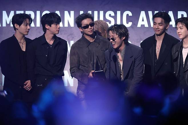 방탄소년단(BTS)이 25일(현지시간) 미국라스베가스에서 열린 2026 아메리칸 뮤직 어워드(AMA) 에서 '아티스트 오브 더 이어'를 수상하고 있다. [AFP=연합뉴스]