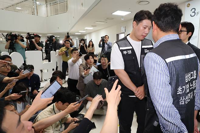삼성전자 노사가 총파업 직전 극적인 합의에 이르면서 지난해 12월부터 시작된 성과급 갈등이 최근 일단락됐다. 노사 양측이 한 발씩 물러서며 특별경영성과급 신설·10년 명문화라는 교집합을 찾아낸 가운데 이 과정에서 다수 언론이 보여준 보도 행태는 우리 사회에 생각할 거리를 남긴다. 사진은 최승호 초기업노동조합 삼성전자지부 위원장이 20일 새벽 정부세종청사 중앙노동위원회에서 사후조정 회의를 마친 뒤 나와 취재진에게 입장을 밝히고 있는 모습. /연합뉴스