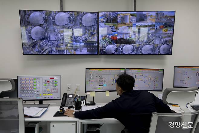 지난 5월 7일 전북에 위치한 도시유전의 웨이브정읍 공장에서 한 직원이 CCTV 화면과 모니터를 보며 공정을 통제하고 있다. 정읍|문재원 기자