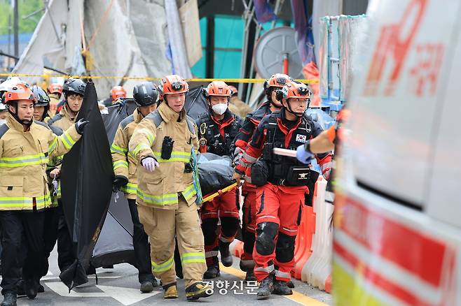 26일 오후 붕괴 사고가 발생한 서울 서소문 고가차도 공사 현장에서 소방대원들이 구조 작업을 벌이고 있다.  서성일 선임기자