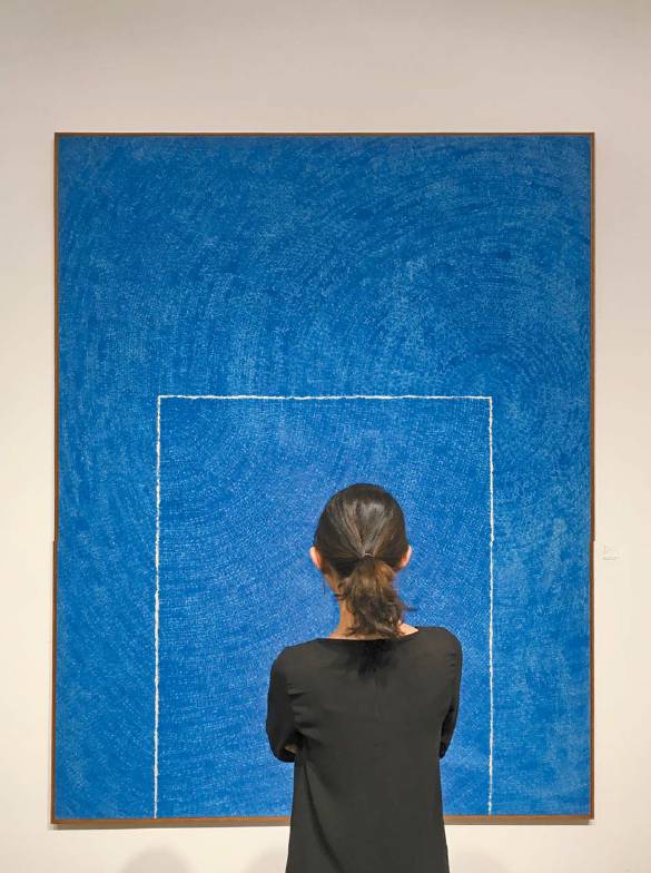 A collector is seen in front of ″Tranquility 5-IV-73 #310″ (1973) by Korean dansaekhwa artist Kim Whan-ki at an auction in Seoul on April 9, 2017. [K AUCTION]