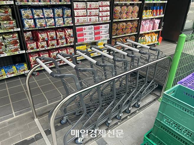 스마트그로서리 점포 앞에 줄지어 선 쇼핑카트. [변덕호 기자]