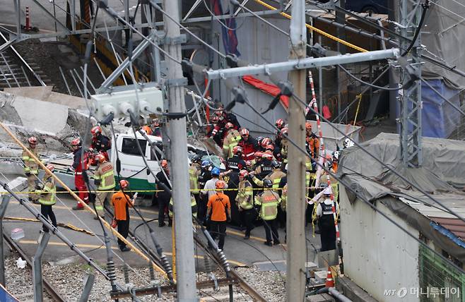 26일 오후 2시 32분께 서울 서대문구 서소문 고가도로 공사 현장에서 붕괴 사고가 발생해 소방대원들이 인명 구조 작업을 벌이고 있다. /사진=뉴시스