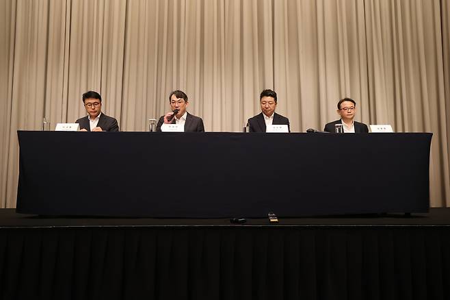 정용진 신세계그룹 회장이 스타벅스의 ‘탱크데이’ 논란에 대해 직접 사과한 26일 서울 강남구 조선팰리스 호텔에서 신세계그룹 임원들이 진상조사 결과를 발표하고 있다.     왼쪽부터 신세계그룹 이규봉 경영지원총괄 전무, 전상진 경영총괄 부사장, 김수완 대외협력본부장 부사장, 양종환 감사팀장 상무. [연합]
