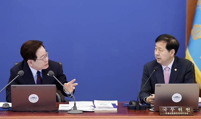 이재명 대통령과 구윤철 부총리 겸 재정경제부 장관이 26일 청와대에서 열린 국무회의 겸 비상경제점검회의에서 대화하고 있다.  [연합]