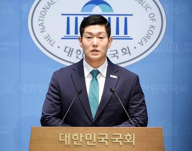 김재섭 국민의힘 의원이 13일 국회 소통관에서 기자회견을 열고 더불어민주당 정원오 서울시장 후보의 폭행 전과와 관련한 내용을 밝히고 있다. [연합]