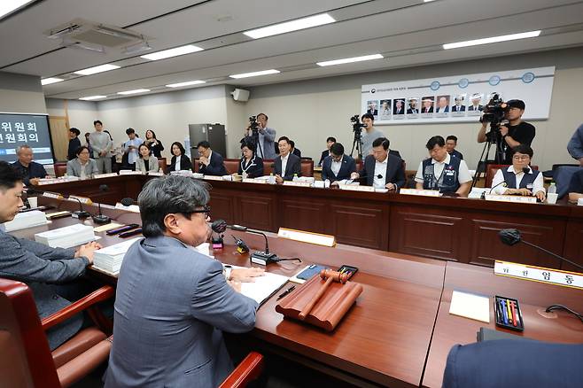 권순원 최저임금위원장이 26일 정부세종청사 최저임금위원회에서 열린 2차 전원회의를 주재하고 있다. [연합]