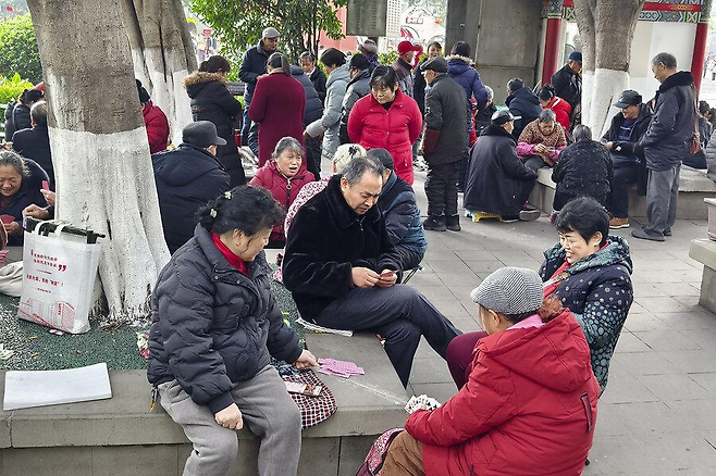 중국 충칭의 한 공원에서 노인들이 시간을 보내고 있다.[AP]