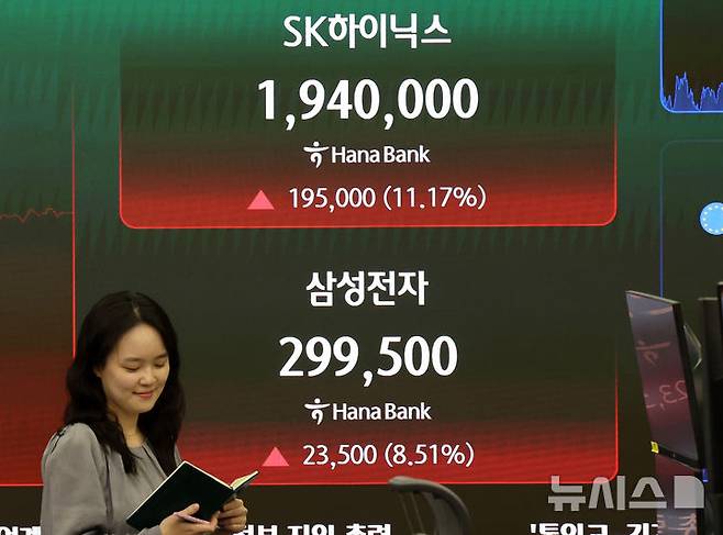 [서울=뉴시스] 배훈식 기자 = 삼성전자 노사 합의 소식에 코스피가 급등한 21일 오후 서울 중구 하나은행 딜링룸 전광판에 SK하이닉스와 삼성전자가 각각 194만 원과 29만9500원을 나타내고 있다. 2026.05.21. dahora83@newsis.com