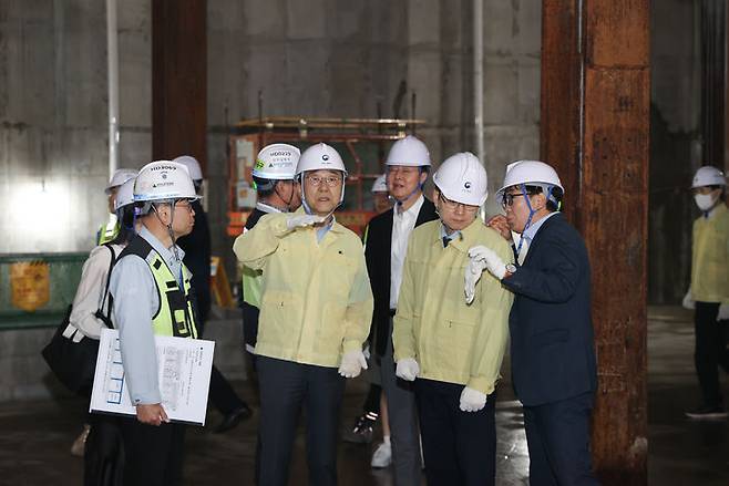 [서울=뉴시스] 김윤덕 국토교통부 장관이 지난 22일 서울 강남구 영동대로 지하공간 복합개발사업 건설공사 현장을 방문해 점검하고 있다. photo@newsis.com *재판매 및 DB 금지