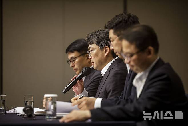 [서울=뉴시스] 정병혁 기자 = 전상진 신세계그룹 경영총괄 부사장을 비롯한 임직원들이 26일 서울 강남구 조선팰리스에서 열린 스타벅스 '탱크데이' 사태 관련 대국민 사과 기자회견에서 진상조사 결과를 발표하고 있다. 2026.05.26. jhope@newsis.com